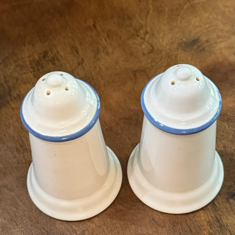 Pfaltzgraff Yorktowne salt and pepper shaker set - Picture 6 of 10
